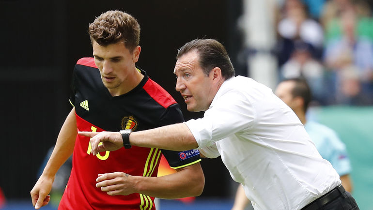 Тома МЕНЬЕ (слева) и главный тренер сборной Бельгии Марк ВИЛЬМОТС. Фото AFP Тома МЕНЬЕ (слева) и главный тренер сборной Бельгии Марк ВИЛЬМОТС. Фото AFP