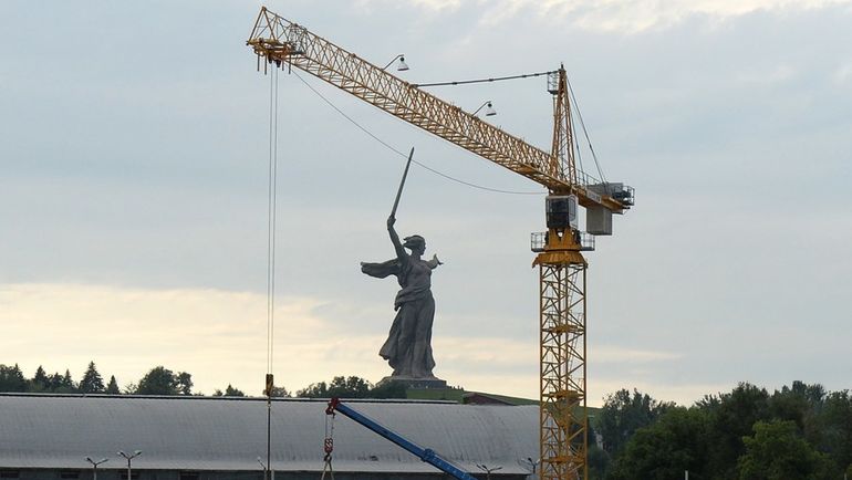 Июль 2015 года. Вид на Родину-мать и стройку стадиона. Фото AFP Июль 2015 года. Вид на Родину-мать и стройку стадиона. Фото AFP