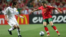 13 октября 2004 года. Лиссабон. Португалия - Россия - 7:1. Криштиану РОНАЛДУ (справа) и Вадим ЕВСЕЕВ.