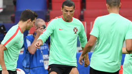 C высоко поднятыми трусами