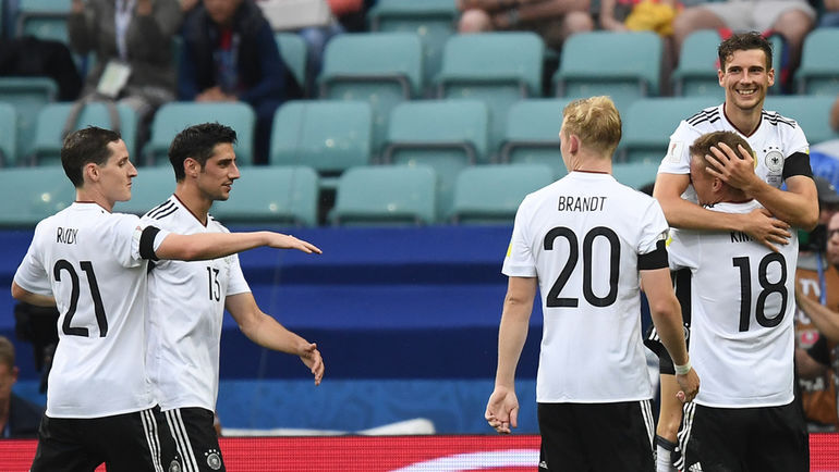 19 июня. Сочи. Австралия - Германия - 2:3. Ликование немцев после победного гола Леон ГОРЕЦКИ (справа).. Фото AFP 19 июня. Сочи. Австралия - Германия - 2:3. Ликование немцев после победного гола Леон ГОРЕЦКИ (справа).. Фото AFP