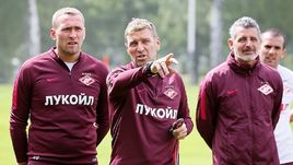 Июнь. Тарасовка. Массимо КАРРЕРА (в центре) готовит чемпионов России к новому сезону.