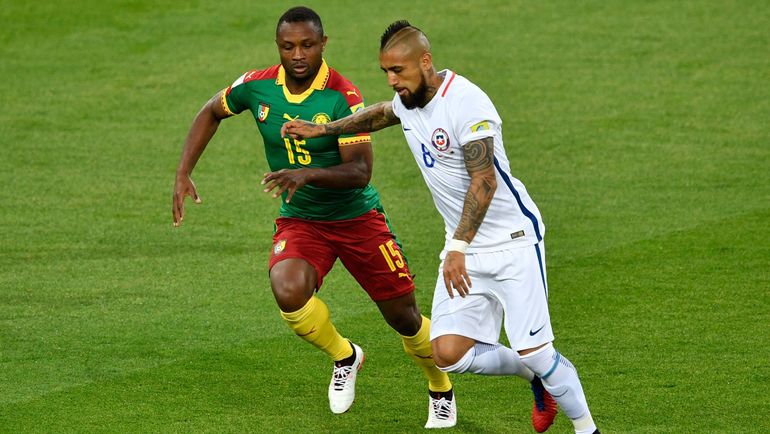 Воскресенье. Москва. Камерун – Чили – 0:2. Себастьен СИАНИ (слева) в борьбе с Артуро ВИДАЛЕМ. Фото AFP Воскресенье. Москва. Камерун – Чили – 0:2. Себастьен СИАНИ (слева) в борьбе с Артуро ВИДАЛЕМ. Фото AFP