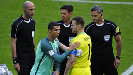 Сегодня. Москва. Россия - Португалия - 0:1. КРИШТИАНУ РОНАЛДУ (№7) приветствует Игоря АКИНФЕЕВА.