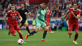 Сегодня. Москва. Россия - Португалия - 0:1. Виктор ВАСИН (справа) и Дмитрий КОМБАРОВ против КРИШТИАНУ РОНАЛДУ.