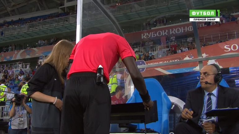 Арбитр изучает повтор. Арбитр изучает повтор.