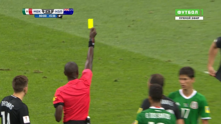 Арбитр предупреждает Майкла Боксалла и Диего Рейеса. Арбитр предупреждает Майкла Боксалла и Диего Рейеса.