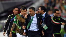 21 июня. Сочи. Команда Хуана Карлоса ОСОРИО (в центре) едва не упустила очки в матче с Новой Зеландией.