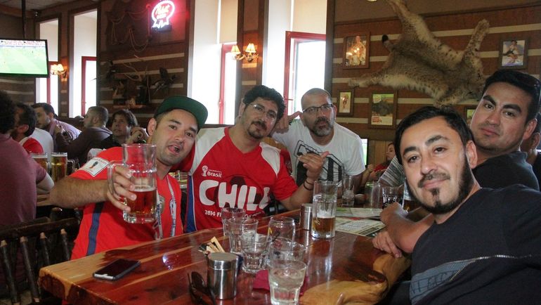 Среда. Казань. Фанаты сборных Чили и Мексики в одном из казанских баров. Фото Александр ВОЛГИН Среда. Казань. Фанаты сборных Чили и Мексики в одном из казанских баров. Фото Александр ВОЛГИН