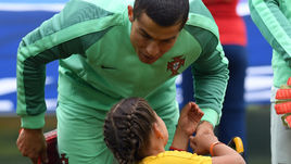 Среда. Москва. Тушино. Россия - Португалия - 0:1. Перед началом матча КРИШТИАНУ РОНАЛДУ вышел на поле вместе с Полиной ХАЕРЕДИНОВОЙ.