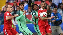 Геннадий Орлов призывает Дениса ГЛУШАКОВА (слева), Александра САМЕДОВА (справа) и их партнеров по сборной России забыть про трусливую тактику.