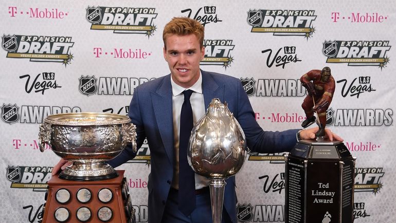 Среда. Лас-Вегас. Коннор МАКДЭВИД с Арт Росс Трофи, Харт Трофи и Тед Линдсей Трофи. Фото AFP Среда. Лас-Вегас. Коннор МАКДЭВИД с Арт Росс Трофи, Харт Трофи и Тед Линдсей Трофи. Фото AFP