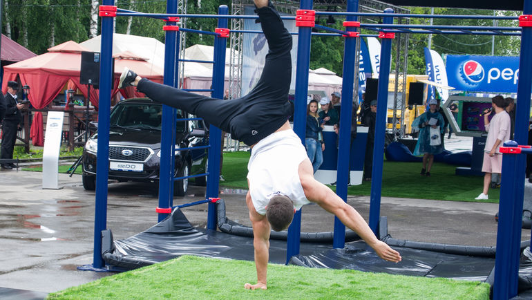 Воркаут становится все более популярным видом спорта в России и мире. Воркаут становится все более популярным видом спорта в России и мире.