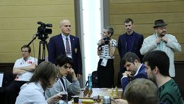 Экватор прошли лидерами