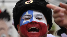 Четверг. Казань. Шапка-ушанка на голове чилийского болельщика.