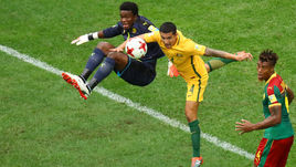 Сегодня. Санкт-Петербург. Камерун - Австралия - 1:1. Вратарь камерунцев Фабрис ОНДОА и защитник Адольф ТЕЙКУ против австралийца Тима КЭЙХИЛЛА.