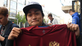 Четверг. Казань. Японский болельщик приехал за автографом Романа Нойштедтера.