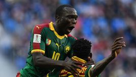 Сегодня. Санкт-Петербург. Камерун – Австралия – 1:1. 45+1-я минута. Нападающий Венсан АБУБАКАР поздравляет хавбека Андре ЗАМБО с забитым мячом.