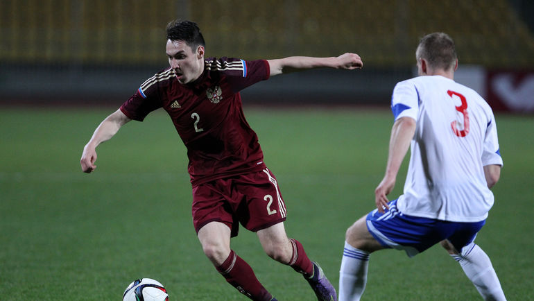 Вячеслав КАРАВАЕВ (2) в матче за молодежную сборную России. Фото Виталий ТИМКИВ Вячеслав КАРАВАЕВ (2) в матче за молодежную сборную России. Фото Виталий ТИМКИВ