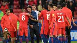 Вчера. Казань. Германия - Чили - 1:1. Главный тренер сборной Германии Йоахим ЛЕВ и игроки чилийской сборной после матча.