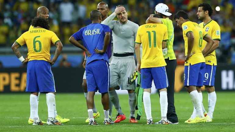 8 июля 2014 года. Бразилия - Германия - 1:7. Бразильские игроки не могли сдержать слез после разгрома в полуфинале домашнего чемпионата мира. Фото REUTERS 8 июля 2014 года. Бразилия - Германия - 1:7. Бразильские игроки не могли сдержать слез после разгрома в полуфинале домашнего чемпионата мира. Фото REUTERS