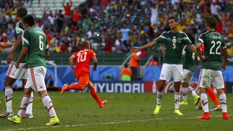 29 июня 2014 года. Форталеза. Голландия - Мексика - 2:1. Весли СНАЙДЕР (№10) помог европейцам выйти в 1/4 финала. Фото REUTERS 29 июня 2014 года. Форталеза. Голландия - Мексика - 2:1. Весли СНАЙДЕР (№10) помог европейцам выйти в 1/4 финала. Фото REUTERS