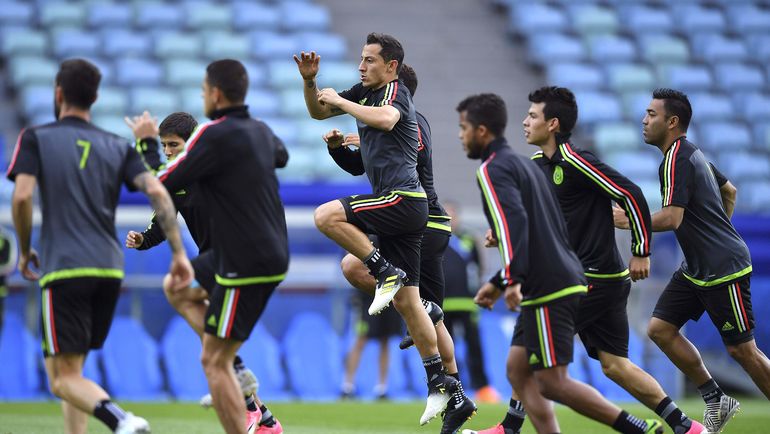 Андрес ГУАРДАДО (в центре) и его партнеры настроены выйти в полуфинал. Фото AFP Андрес ГУАРДАДО (в центре) и его партнеры настроены выйти в полуфинал. Фото AFP