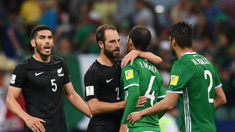 Мексиканские защитники Рафаэль МАРКЕС (№4) и Нестор АРАУХО (№2, крайний справа). Фото AFP Мексиканские защитники Рафаэль МАРКЕС (№4) и Нестор АРАУХО (№2, крайний справа). Фото AFP