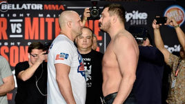 В этот раз поединку Федора ЕМЕЛЬЯНЕНКО (слева) и Мэтта МИТРИОНА ничто не должно помешать.