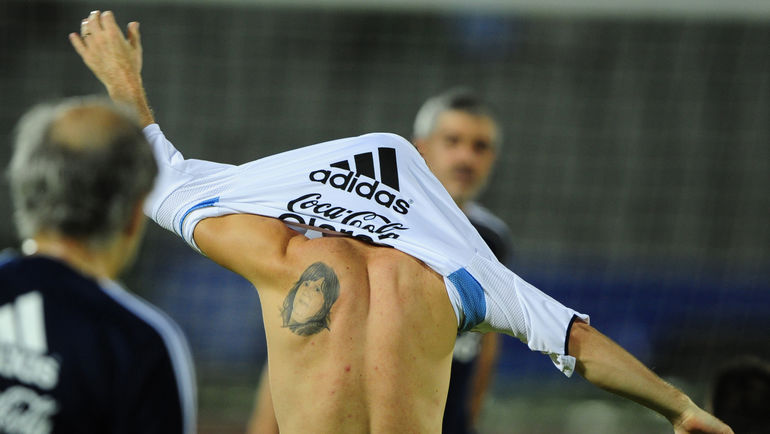 Татуировка бабушки Месси. Фото REUTERS Татуировка бабушки Месси. Фото REUTERS