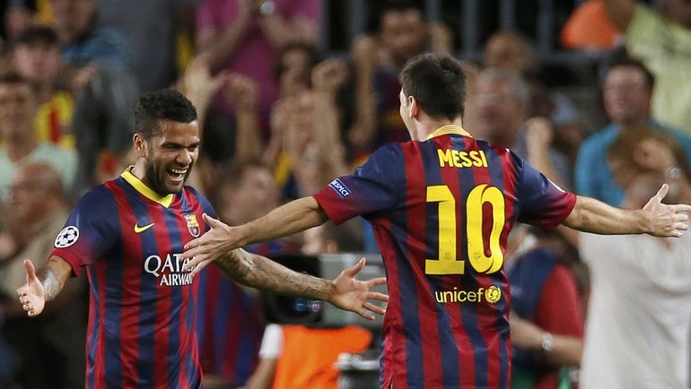 Лионель МЕССИ (справа) и Дани АЛВЕС. Фото REUTERS Лионель МЕССИ (справа) и Дани АЛВЕС. Фото REUTERS