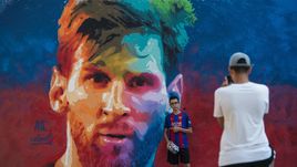 Изображение Лионеля Месси на улицах Барселоны.