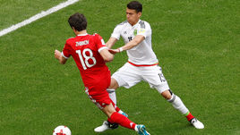 Сегодня. Казань. Мексика - Росси - 2:1. Падение Юрия ЖИРКОВА после контакта с Эктором МОРЕНО.