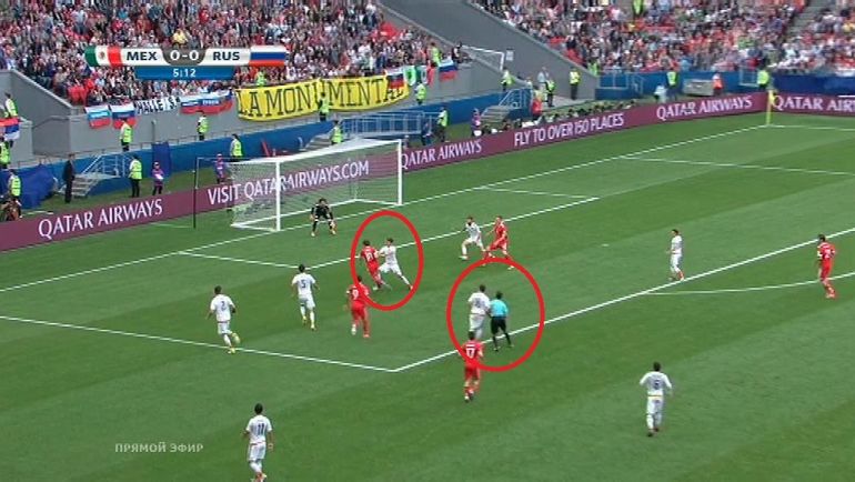 6-я минута. Падение Юрия Жиркова после контакта с Эктором Морено. 6-я минута. Падение Юрия Жиркова после контакта с Эктором Морено.