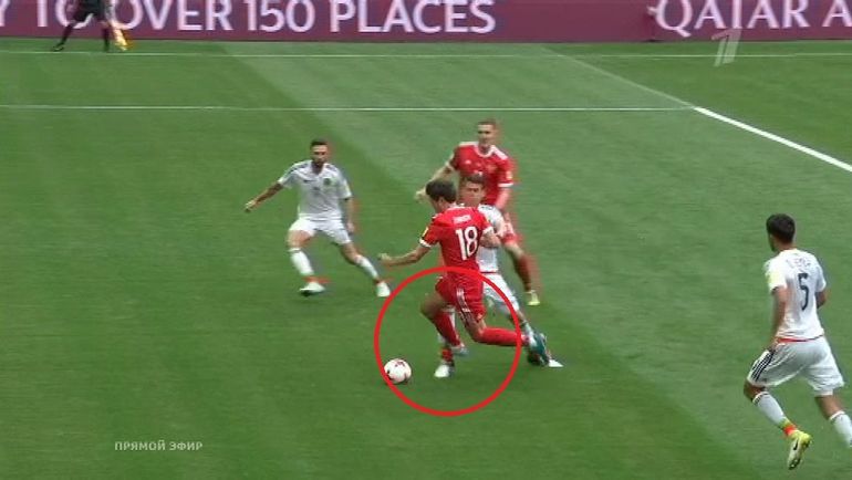 6-я минута. Падение Юрия Жиркова после контакта с Эктором Морено. 6-я минута. Падение Юрия Жиркова после контакта с Эктором Морено.