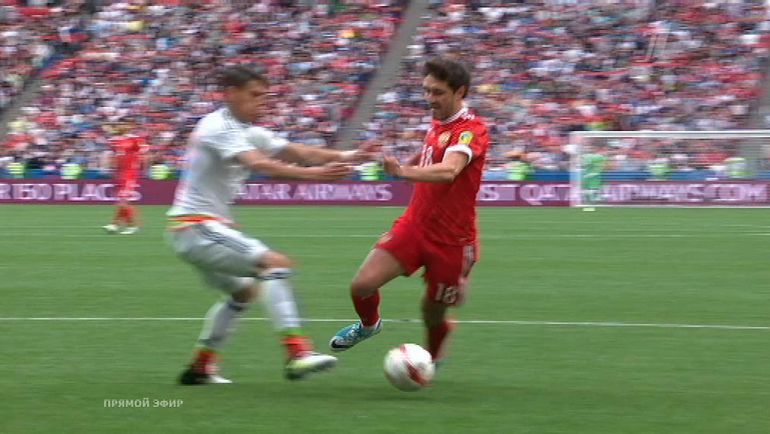 6-я минута. Падение Юрия Жиркова после контакта с Эктором Морено. 6-я минута. Падение Юрия Жиркова после контакта с Эктором Морено.