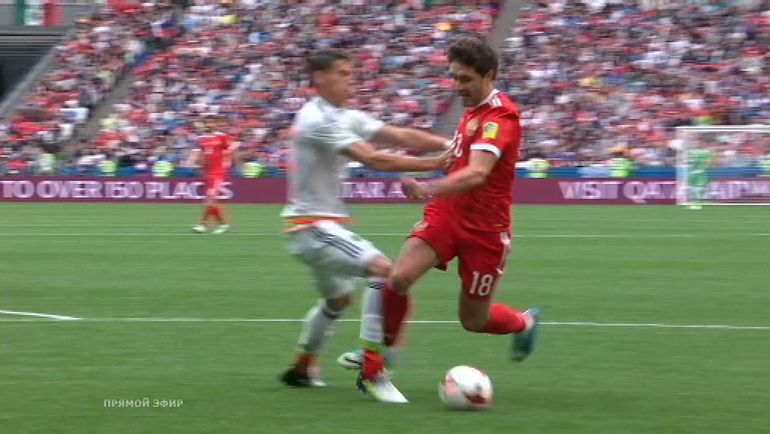 6-я минута. Падение Юрия Жиркова после контакта с Эктором Морено. 6-я минута. Падение Юрия Жиркова после контакта с Эктором Морено.