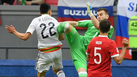 Сегодня. Казань. Мексика - Россия - 2:1. Сегодня. Казань. Мексика - Россия - 2:1. 52-я минута. Ирвинг ЛОСАНО отправляет победный мяч в ворота Игоря АКИНФЕЕВА.