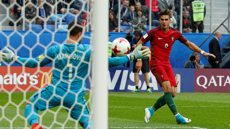 Андре СИЛВА (№9) забивает третий гол. Фото REUTERS Андре СИЛВА (№9) забивает третий гол. Фото REUTERS