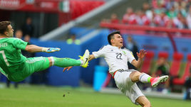 Сегодня. Казань. Мексика - Россия - 2:1. Ирвинг ЛОСАНО (справа) забивает после ошибки Игоря АКИНФЕЕВА.