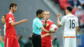 Сегодня. Казань. Мексика - Россия - 2:1. Фахад АЛЬ-МИРДАСИ возобновляет игру после просмотра спорного момента.