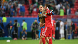 Сегодня. Казань. Мексика - Россия - 2:1. Федор СМОЛОВ (справа) после матча не мог сдержать слезы.