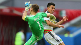 Сегодня. Казань. Мексика - Россия - 2:1. 52-я минута. Ирвинг ЛОСАНО (справа) забивает после ошибки Игоря АКИНФЕЕВА.