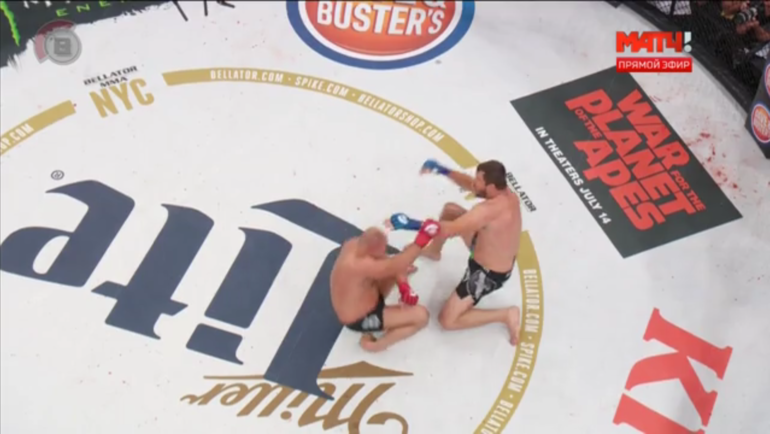 Соперники одновременно наносят удары. Соперники одновременно наносят удары.