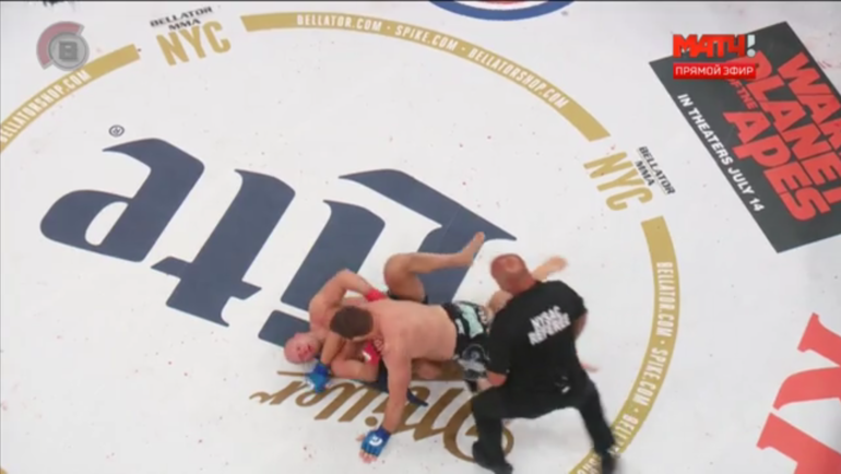 Мэтт МИТРИОН избивает лежащего Федора ЕМЕЛЬЯНЕНКО. Мэтт МИТРИОН избивает лежащего Федора ЕМЕЛЬЯНЕНКО.