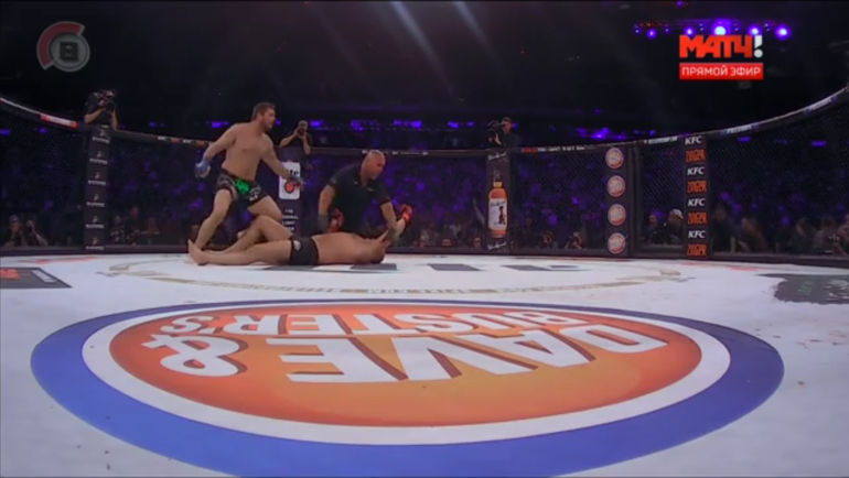 Судья останавливает бой. Судья останавливает бой.