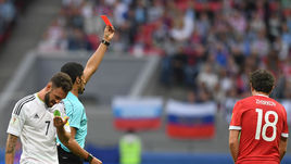 Суббота. Казань. Мексика - Россия - 2:1. Юрий ЖИРКОВ получает красную карточку и покидает поле.