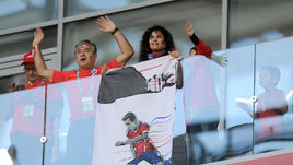 Воскресенье. Москва. Чили - Австралия - 1:1. Болельщики чилийца Алексиса САНЧЕСА на трибуне.