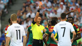 Сегодня. Сочи. Германия - Камерун - 3:1. 63-я минута. Главный арбитр Вильмар РОЛЬДАН только после второго просмотра видео удалил камерунца Эрнеста МАБУКУ (2).