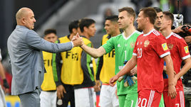 Суббота. Казань. Мексика - Россия - 2:1. Станислав ЧЕРЧЕСОВ (слева) и футболисты сборной России после финального свистка.